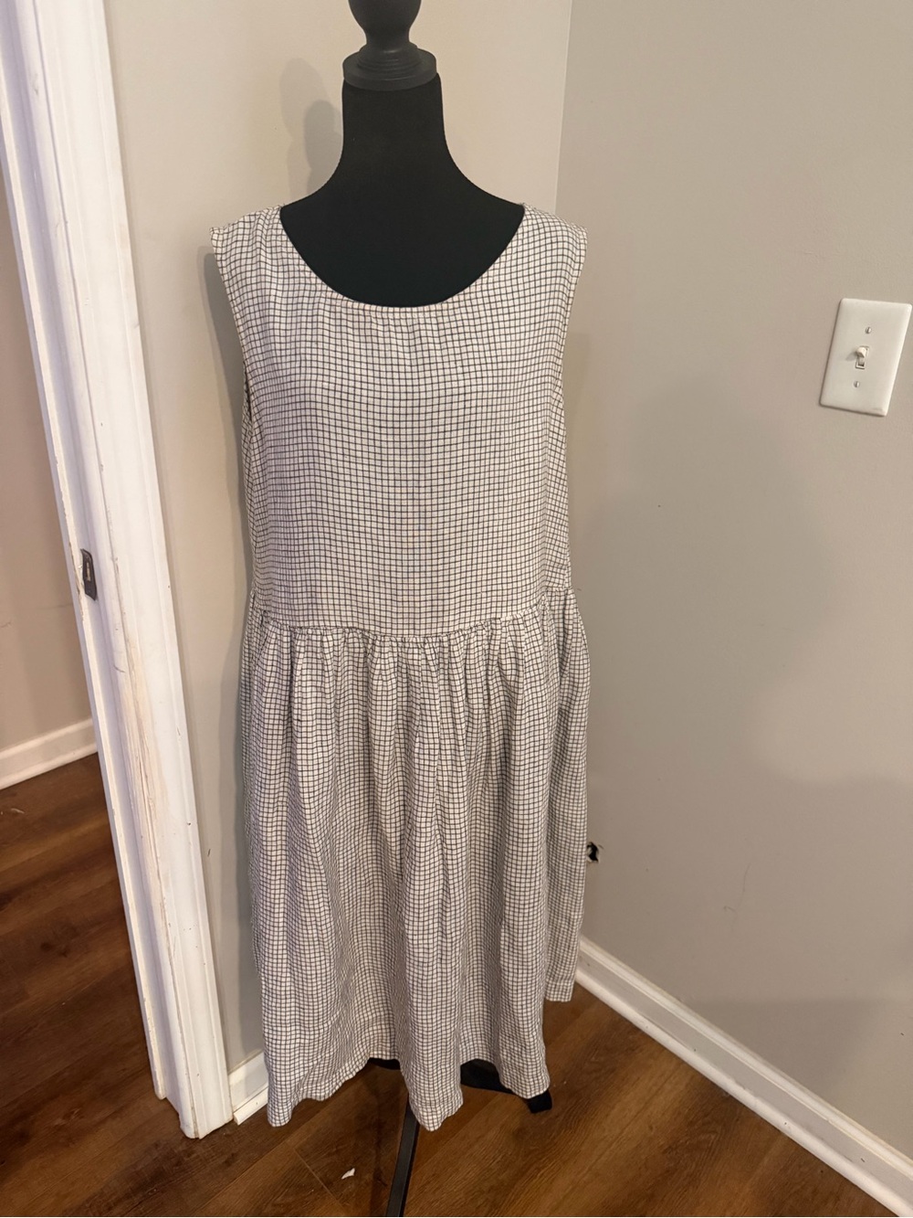 Not Perfect Linen Sleeveless Gingham Midi Dress in Black and White Size Small
